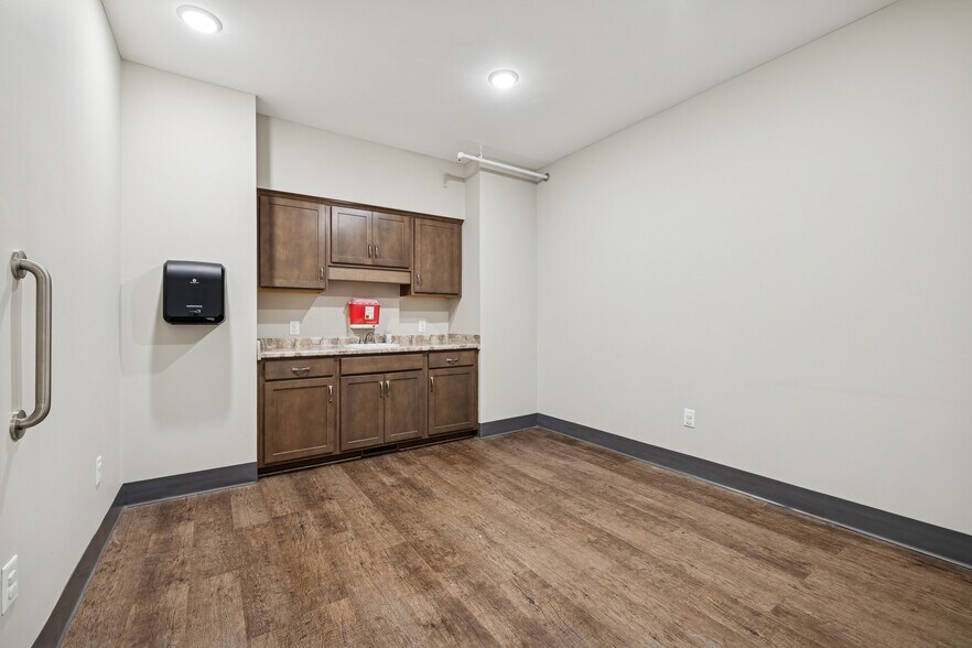 More Photos Of 1832 Memorial Dr, Clarksville Medical For Lease