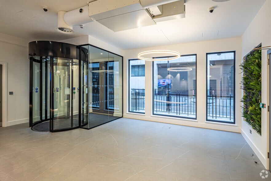 More Photos Of 10 Great Castle St, London Office For Lease