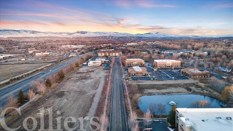 More Photos Of 441 E Riverside Dr, Eagle Restaurant For Lease