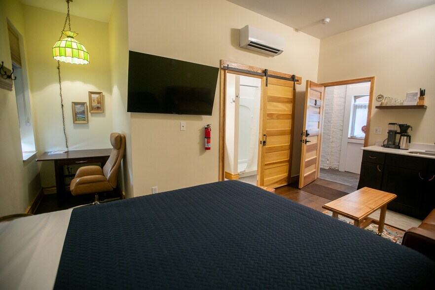 More Photos Of 201 N Main St, Elkader Flex For Sale