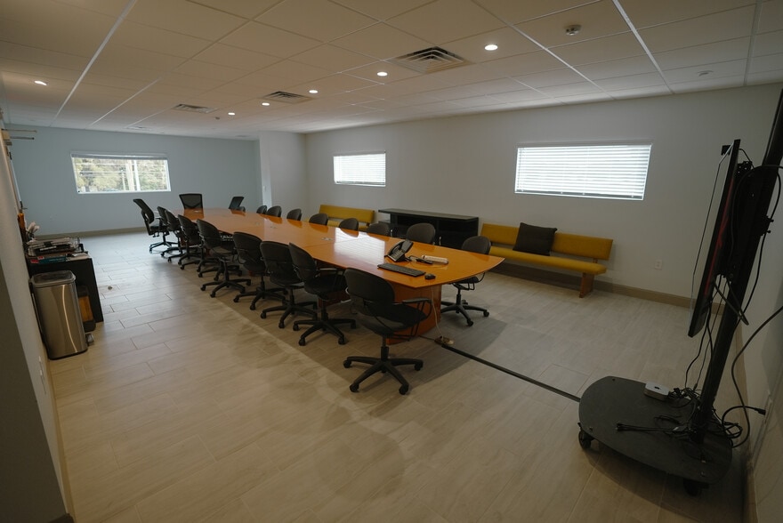 More Photos Of 5224 S Orange Ave, Orlando Showroom For Lease