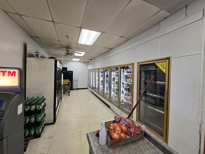 More Photos Of 541 University Pkwy, University Park Convenience Store For Sale