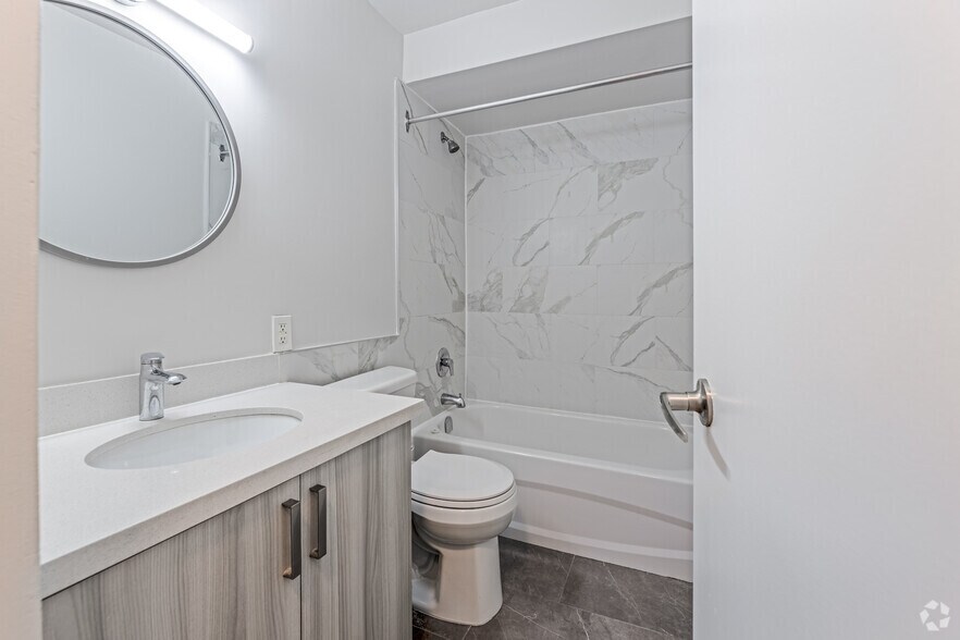 More Photos Of 345 Lakeshore Rd W, Mississauga Apartments For Lease