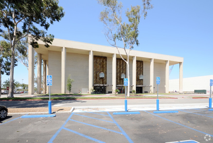 More Photos Of 239 Los Cerritos Mall, Cerritos Unknown For Lease