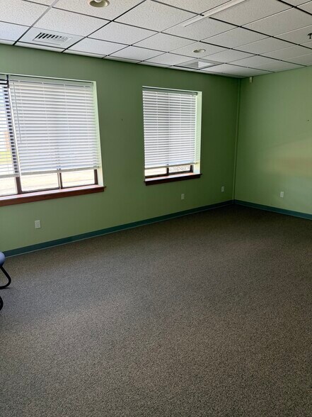 More Photos Of 70 Zachary Rd, Manchester Research And Development For Sale