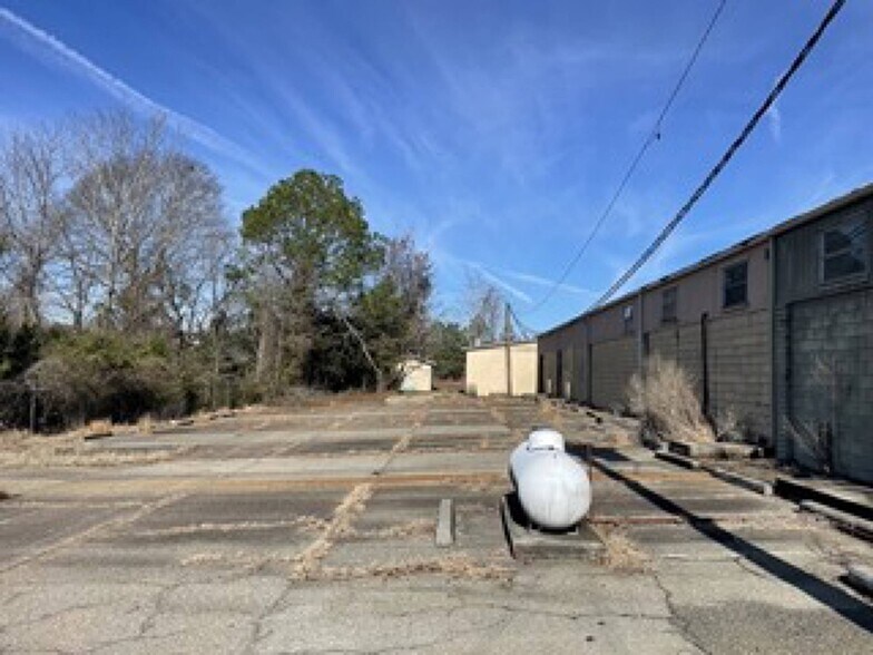 More Photos Of 21 Industrial Blvd, Eastman Office For Sale