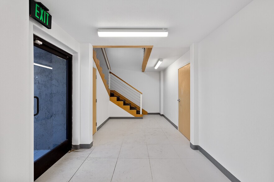 More Photos Of 18536 Oxnard St, Tarzana Warehouse For Sale