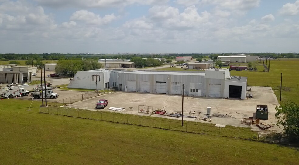 More Photos Of 3701 E Rio Grande St, Victoria Industrial For Sale