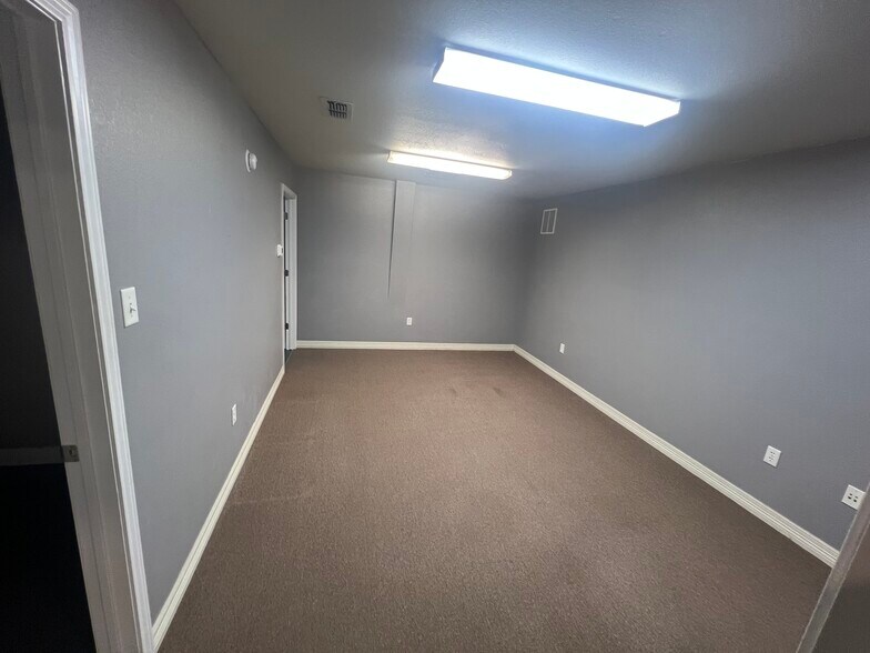 More Photos Of 1503 W Stan Schlueter Loop, Killeen Industrial For Lease