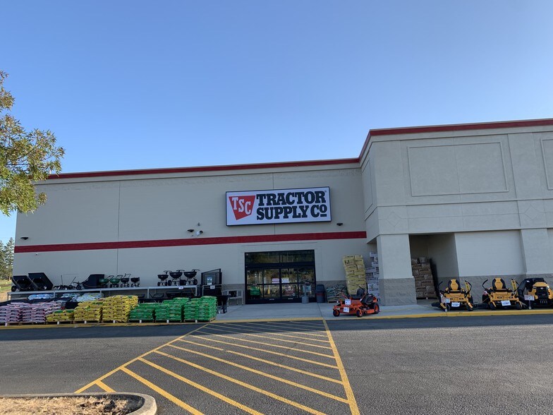 More Photos Of 328-338 Dakota St, Sutherlin General Retail For Lease