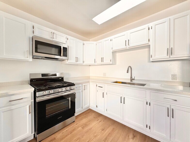 More Photos Of 2718 S Cochran Ave, Los Angeles Apartments For Sale