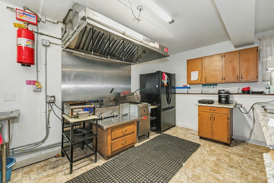 More Photos Of 3 John St, Nassau Freestanding For Sale