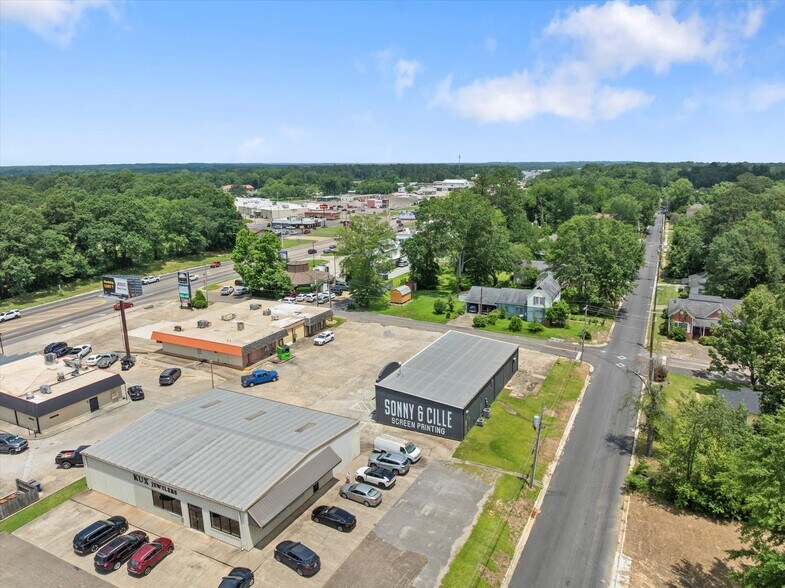 More Photos Of 1502 W 7th St, Laurel Showroom For Sale