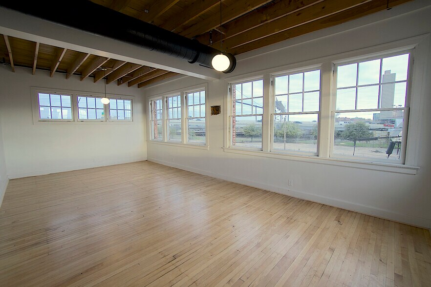 More Photos Of 901 W Vickery Blvd, Fort Worth Storefront Retail Office For Lease