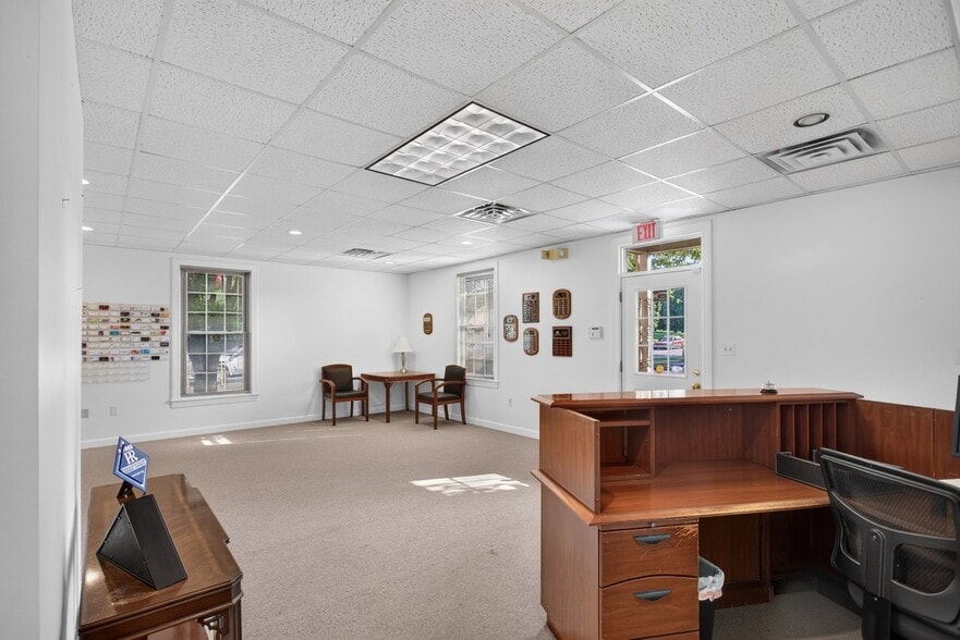 More Photos Of 800 Country Club Rd, Harrisonburg Office For Sale