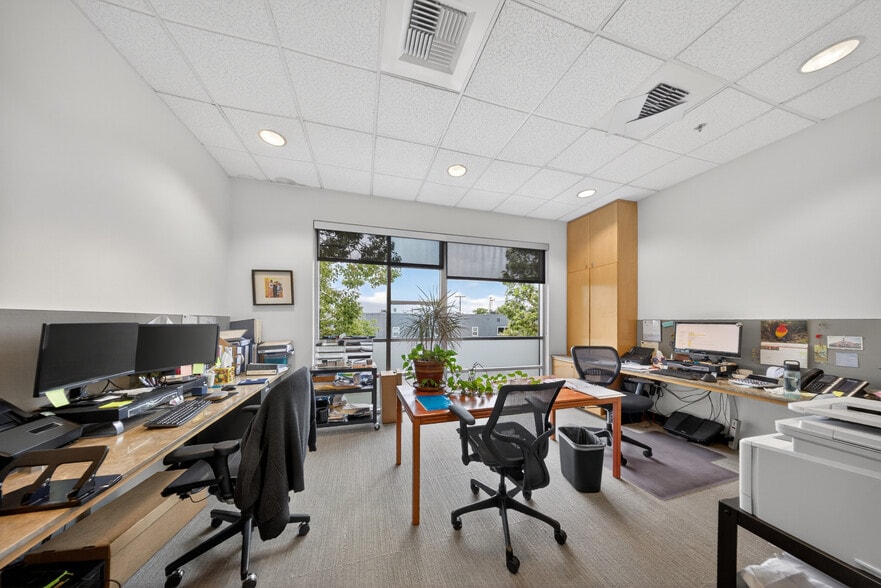 More Photos Of 3500 W Burbank Blvd, Burbank Office For Lease