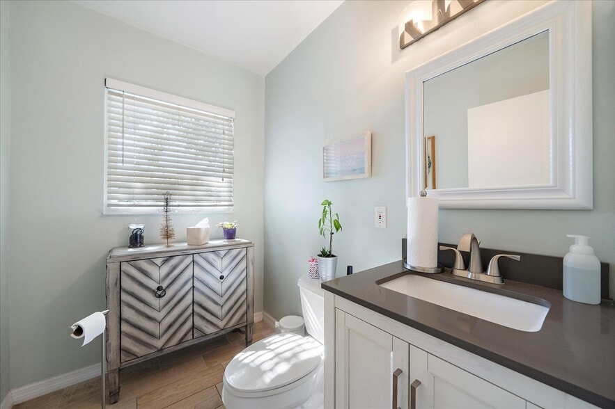 More Photos Of 3932 Swift Rd, Sarasota Office For Sale