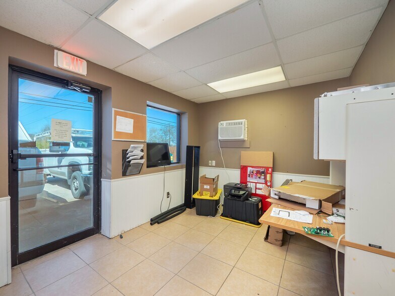 More Photos Of 318 W Byrd Blvd, Universal City Office For Sale