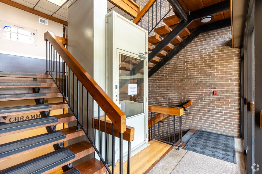 More Photos Of 240 E Lake St, Addison Office For Lease