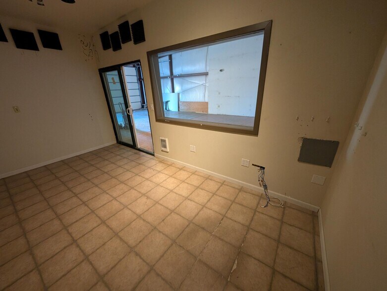 More Photos Of 246 SE Franklin, Redmond Warehouse For Sale