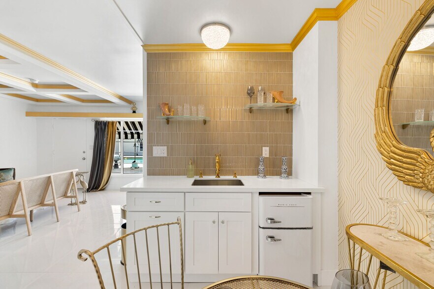 More Photos Of 120 W Vereda Sur, Palm Springs Hotel For Sale