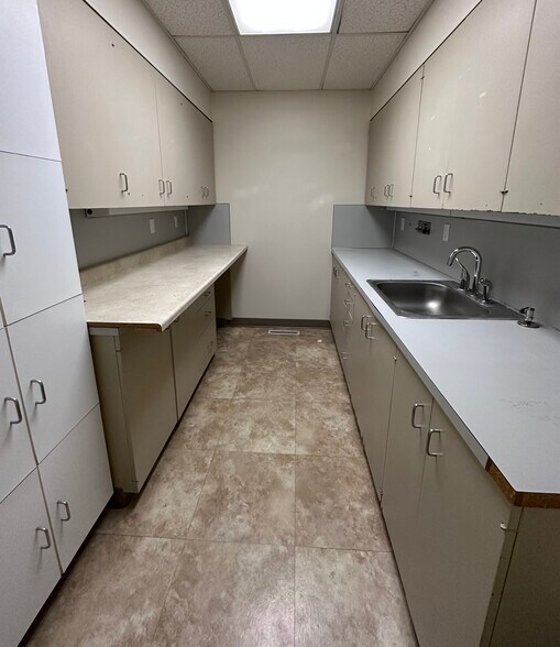 More Photos Of 940-948 NE 102nd Ave, Portland Medical For Sale