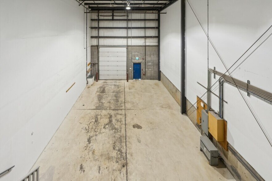 More Photos Of 4511 Glenmore Trl SE, Calgary Showroom For Sale