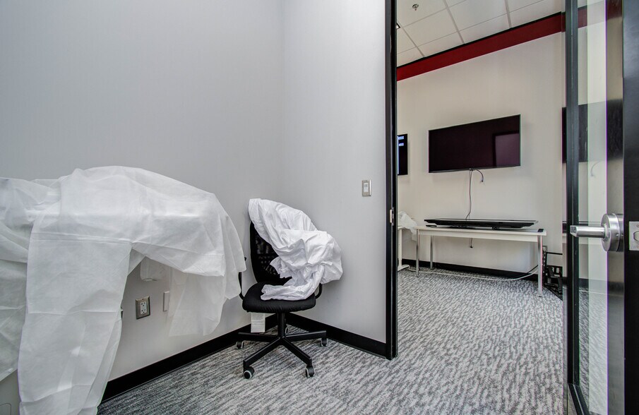 More Photos Of 9330 Kirby Dr, Houston Research And Development For Lease