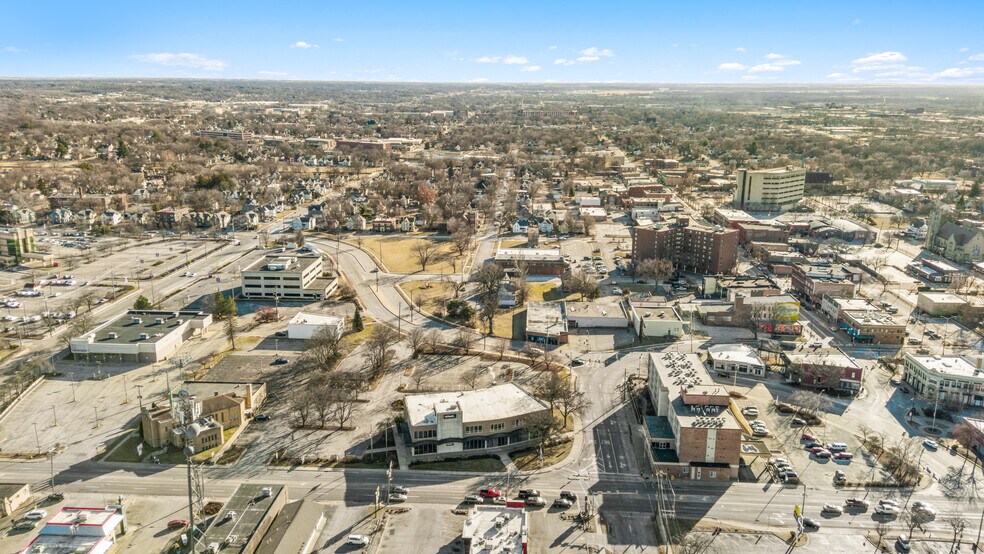 More Photos Of 1107 E State St, Rockford General Retail For Sale