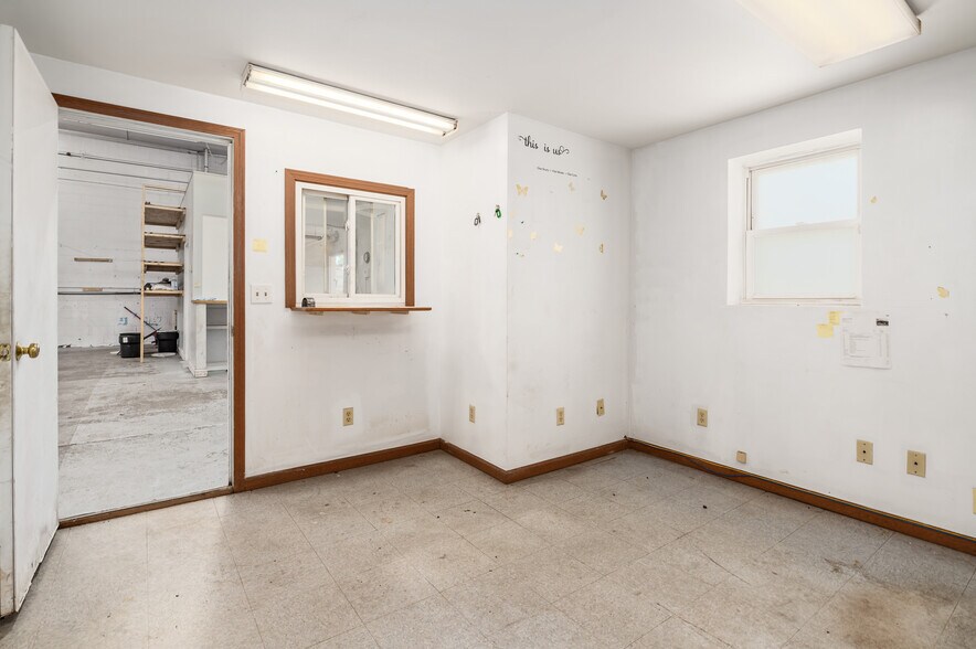 More Photos Of 127 Basin St, Hebron Warehouse For Lease