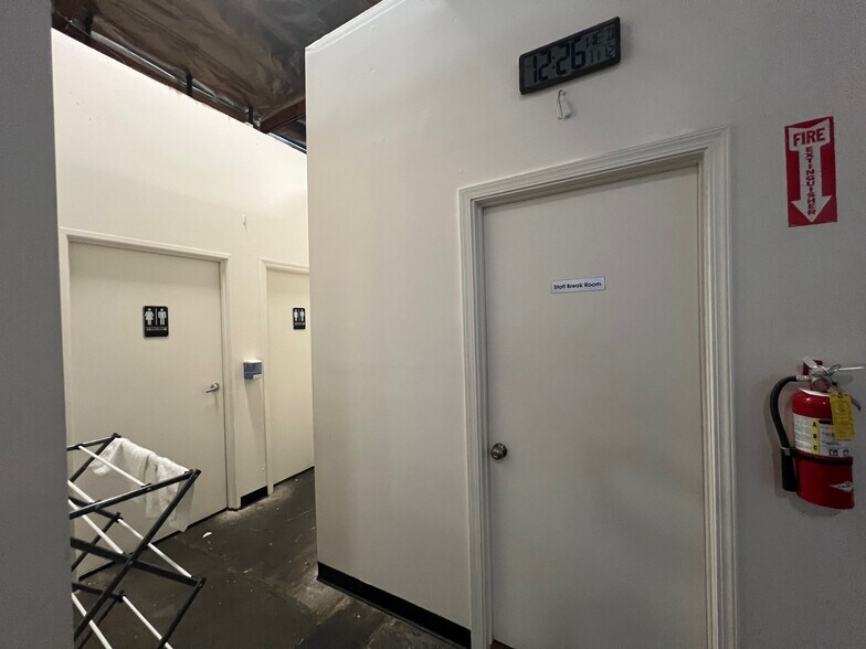 More Photos Of 8803-8811 Amigo Ave, Northridge Warehouse For Lease