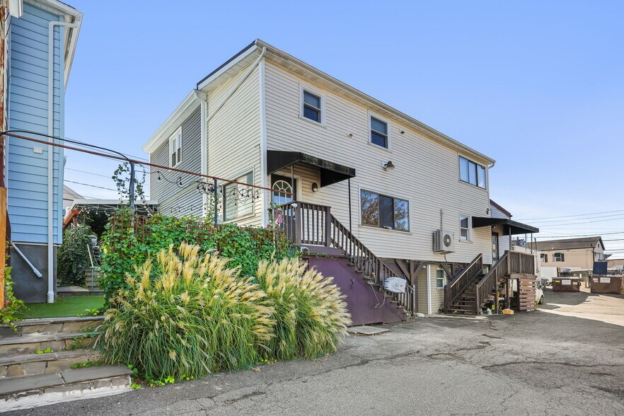 More Photos Of 10 N Water St, Greenwich Storefront Retail Residential For Lease