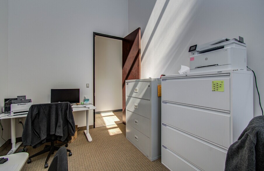 More Photos Of 9330 Kirby Dr, Houston Research And Development For Lease