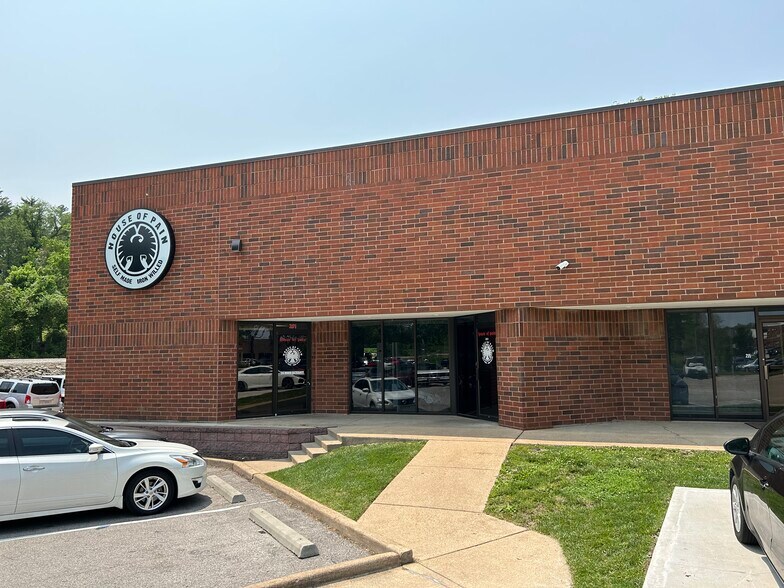 More Photos Of 251-253 Chesterfield Industrial Blvd, Chesterfield Warehouse For Sale