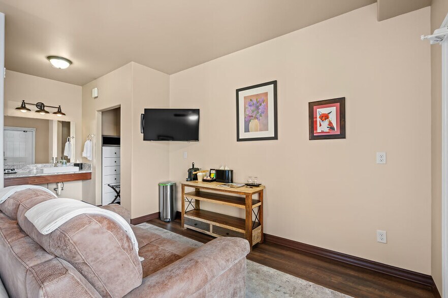 More Photos Of 701 Fountain Blvd, Zillah Hotel For Sale