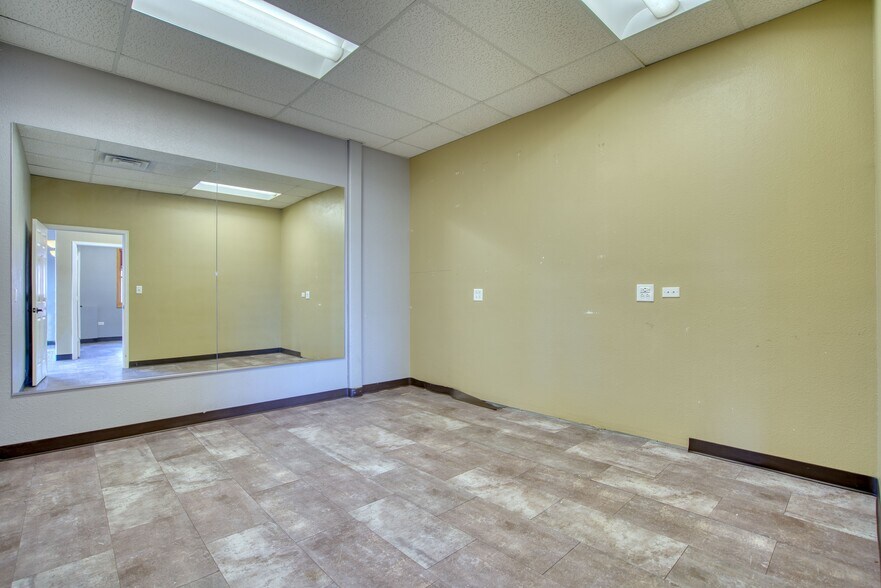 More Photos Of 149 S Briggs St, Erie Storefront Retail Office For Lease