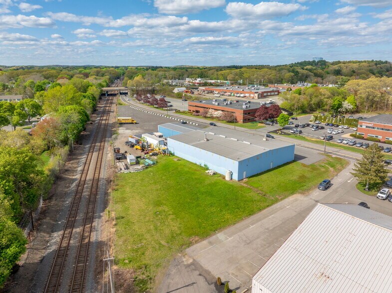 More Photos Of 27 Tozer Rd, Beverly Warehouse For Lease