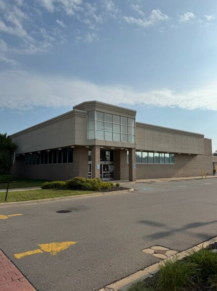 More Photos Of 13550 W 9 Mile Rd, Oak Park Freestanding For Lease
