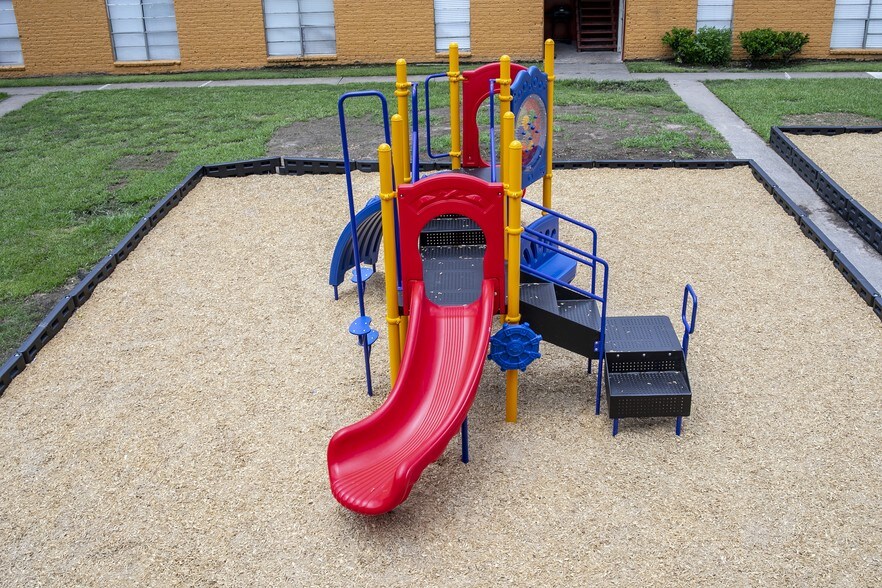 More Photos Of 701 Preston, Pasadena Apartments For Sale