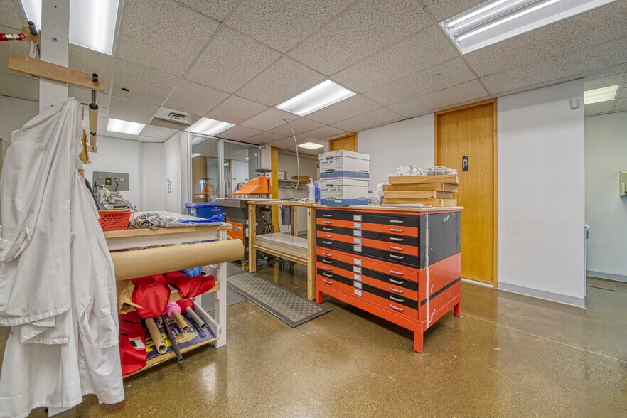 More Photos Of 1265-1325 Rue Industrielle, La Prairie Warehouse For Lease