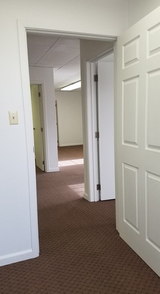 More Photos Of 515 Woodcrest Dr, Bloomington Medical For Lease