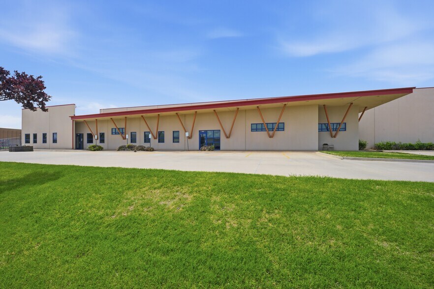 More Photos Of 3225 Melcat Dr, Oklahoma City Manufacturing For Sale