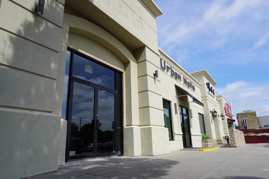 More Photos Of 4809-4817 E Douglas Ave, Wichita Storefront Retail Office For Lease
