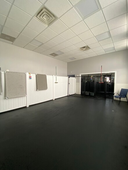 More Photos Of 703 Childs St, Wheaton Veterinarian Kennel For Sale
