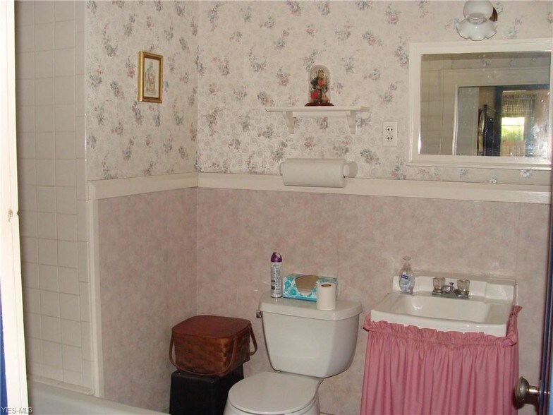 More Photos Of 890 E State St, Salem Flex For Sale