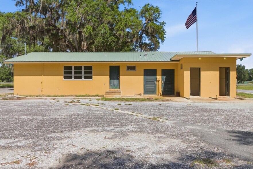 More Photos Of 18150 SE 72 Ave, Inglis Office For Sale