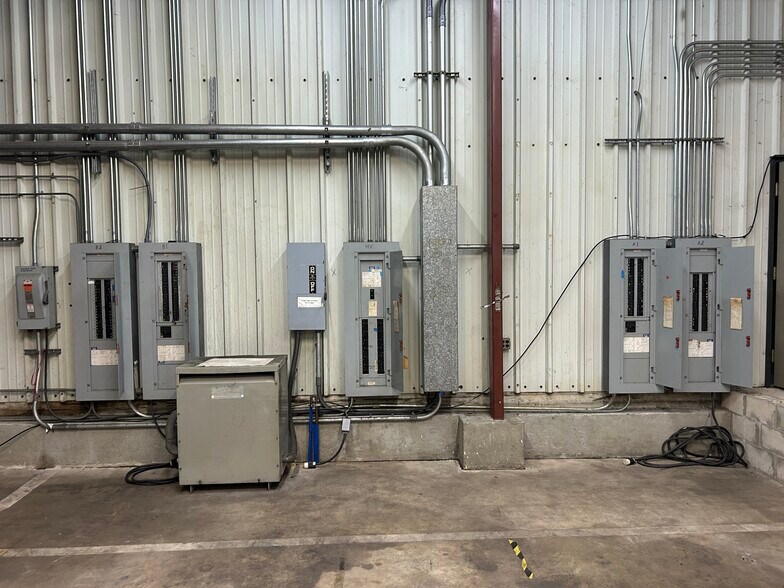 More Photos Of 817 N Cocoa Blvd, Cocoa Manufacturing For Lease