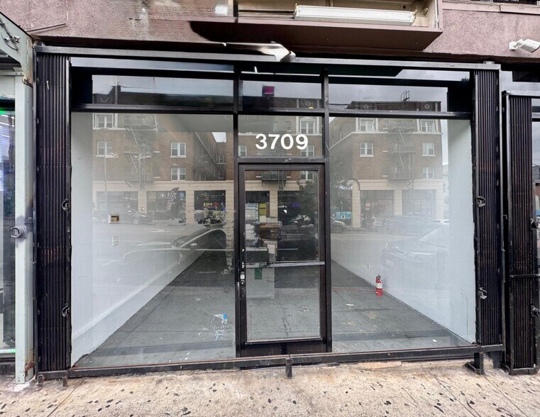 More Photos Of 3701 W 3rd St, Los Angeles Storefront Retail Office For Lease