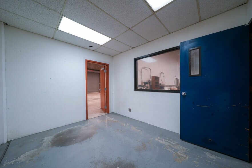 More Photos Of 1555-1557 SE Crystal Lake Dr, Corvallis Warehouse For Lease