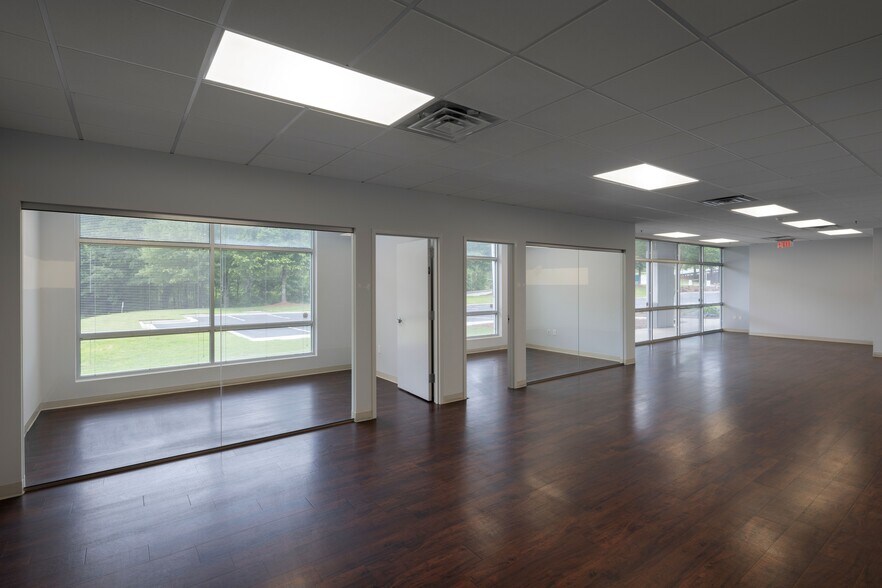 More Photos Of 3640 Royal South Pky, Atlanta Warehouse For Lease